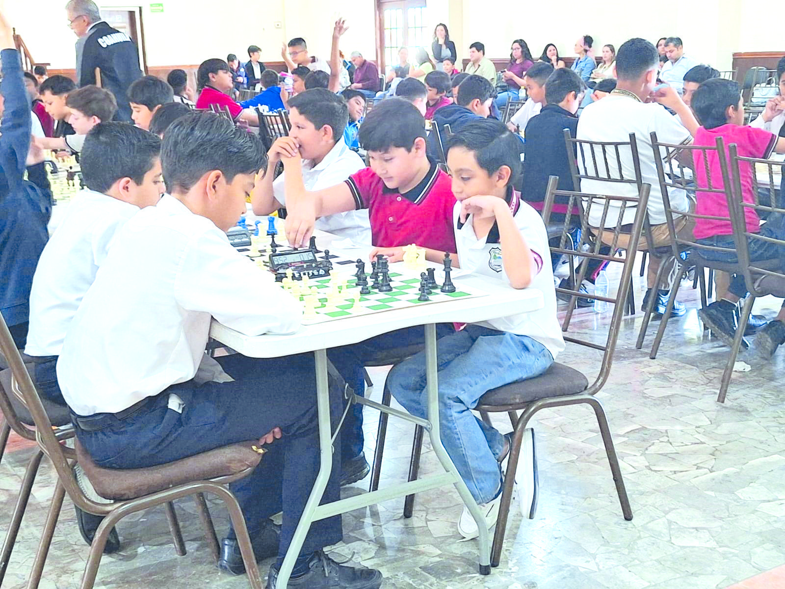 Participan 89 estudiantes en competencia de ajedrez