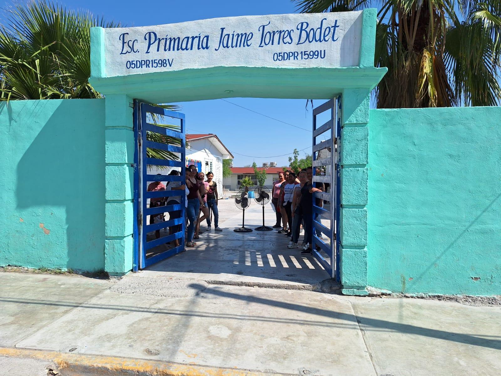 Exigen madres cuentas a Directora de escuela
