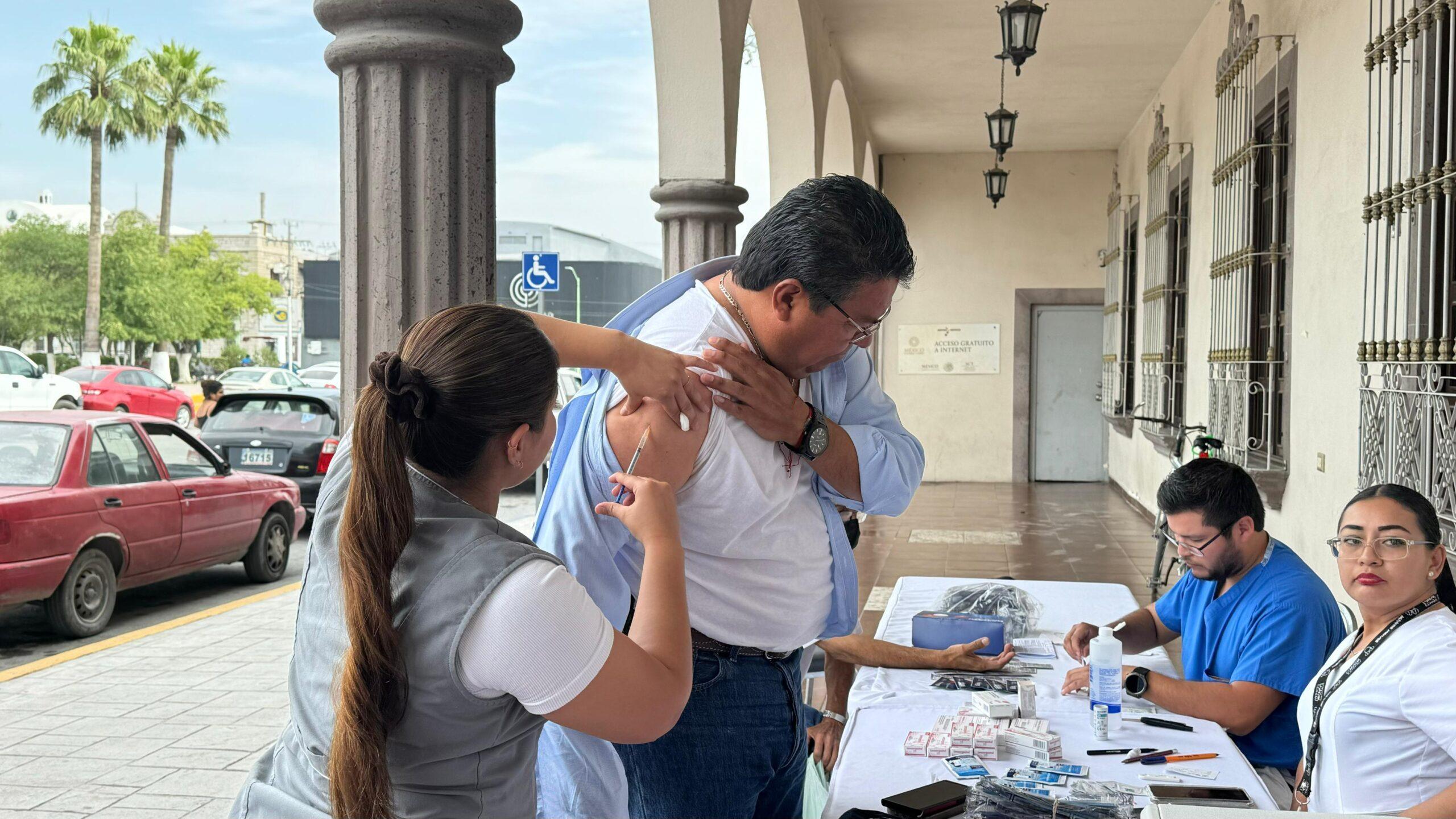 Pone el ejemplo, alcalde en campaña de vacunación