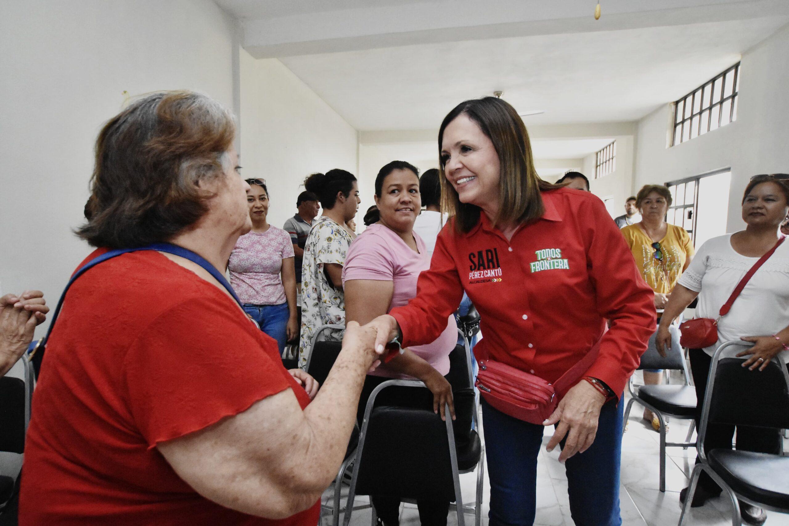 Se reúne Sari con vecinos