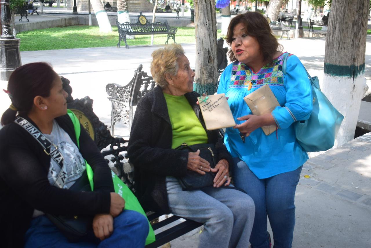Obsequian libros en plaza de San Buena