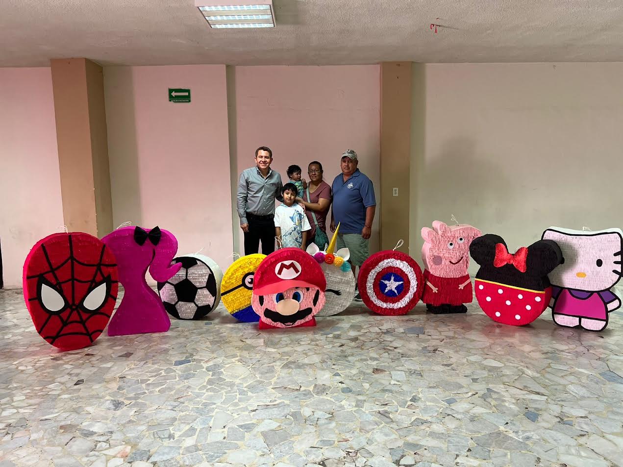 Dona matrimonio piñatas al DIF SB