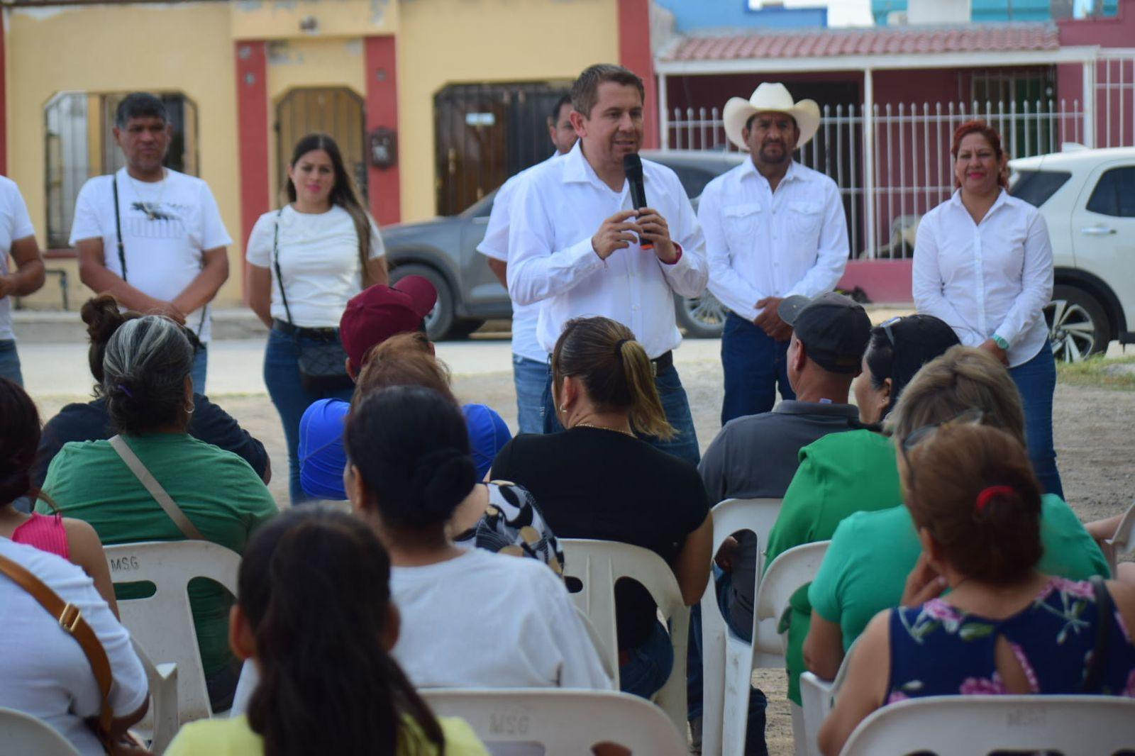 Platica Hugo Lozano con vecinos de Los Nogales