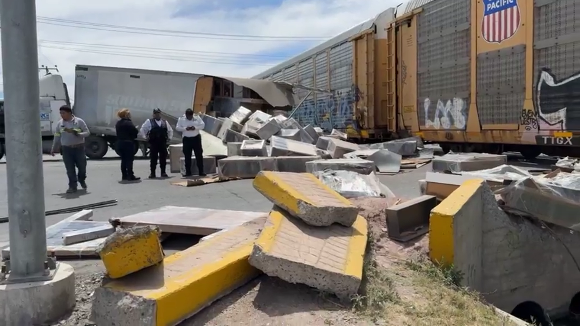 Tren embiste y destroza a tráiler