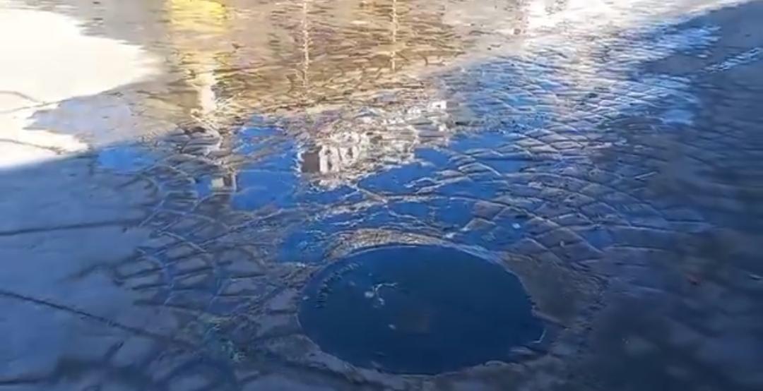 Brotan aguas negras en el primer cuadro de SJS