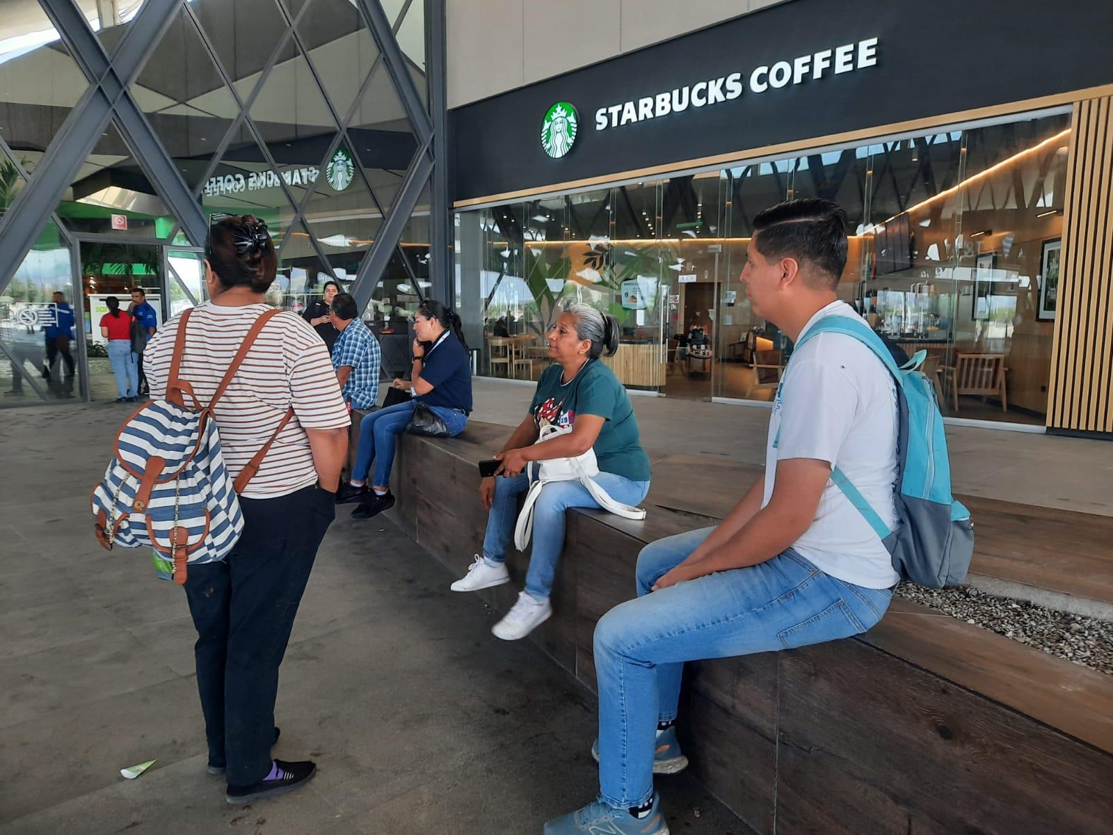 Permanecen afuera del mall empleados y clientes