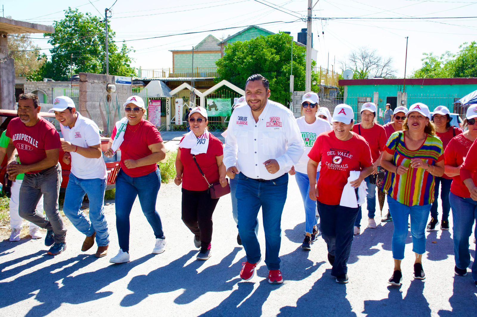 Casa por casa Carlos muestra propuestas