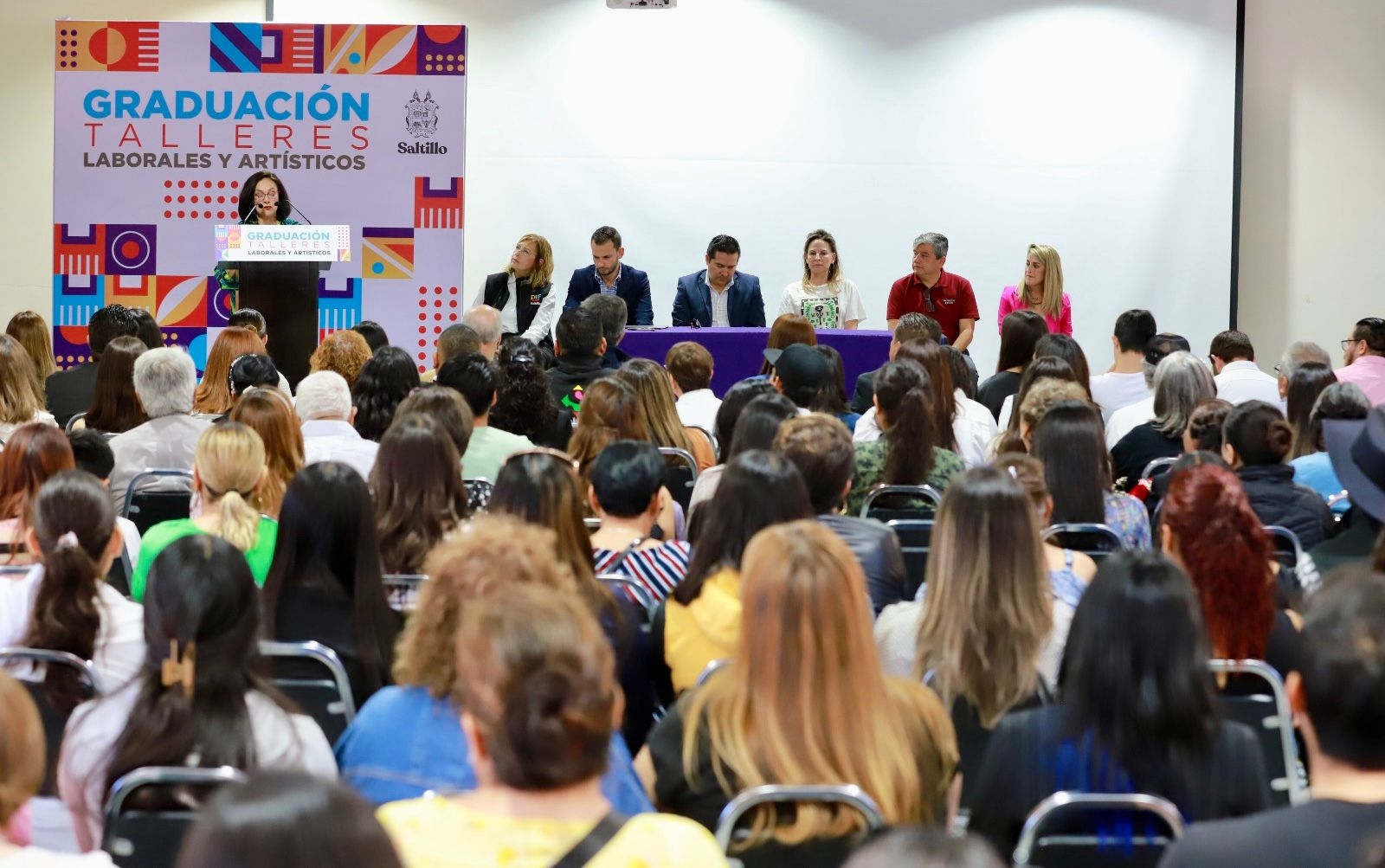 Gradúa DIF Saltillo a más de 200 alumnos y alumnas de talleres