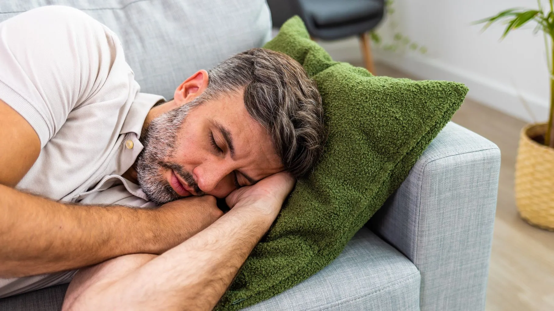 ¿Por qué puedes dormirte en el sofá pero después no concilias el sueño en la cama?