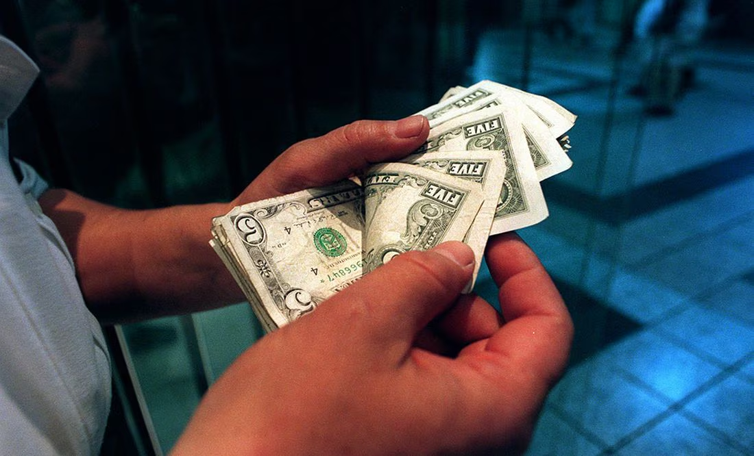 Precio del dólar: moneda abre en 17.11 pesos al mayoreo