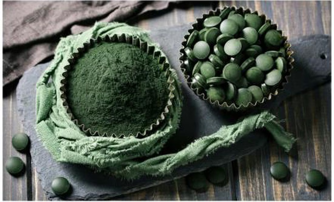 Los beneficios desconocidos de tomar espirulina, el superalimento rico en biotina, proteína y hierro