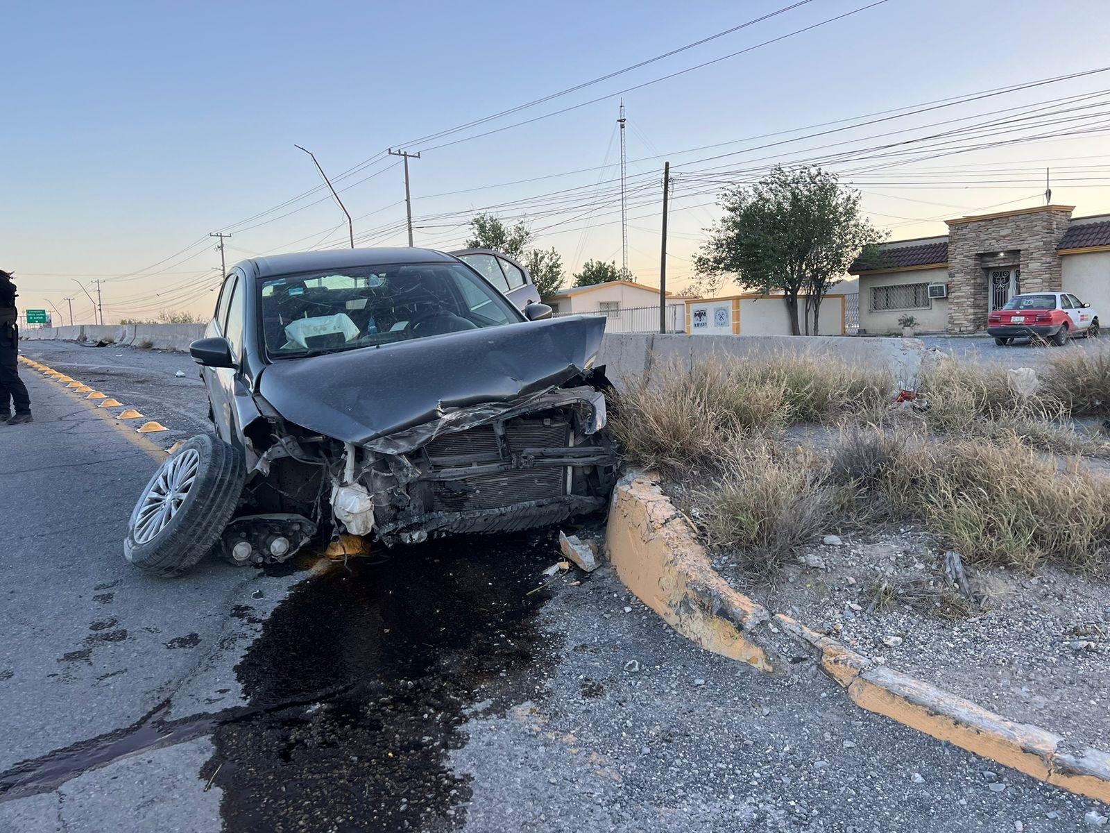Destroza su auto; choca contra muro