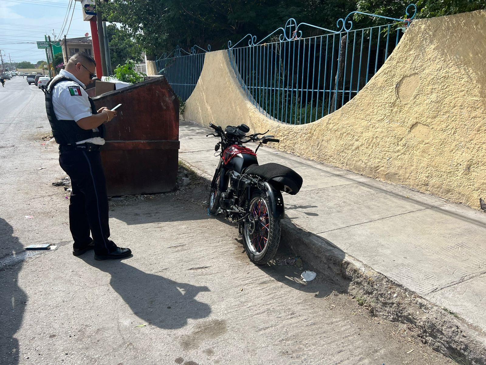 Impacta con moto auto y golpea al conductor