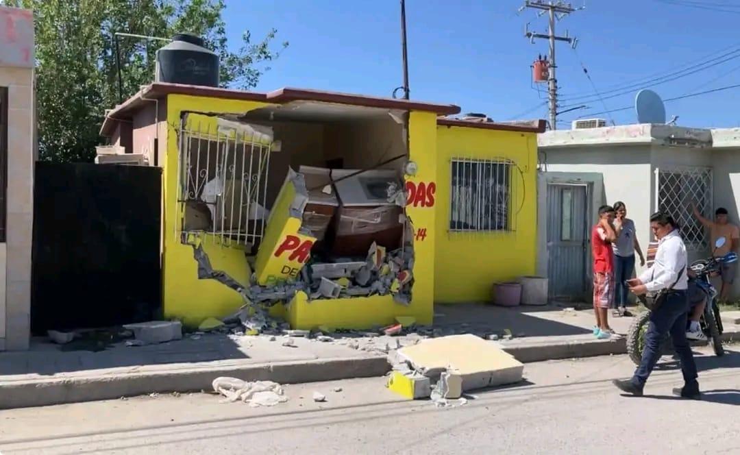 Acaba camión repartidor con fachada de edificio