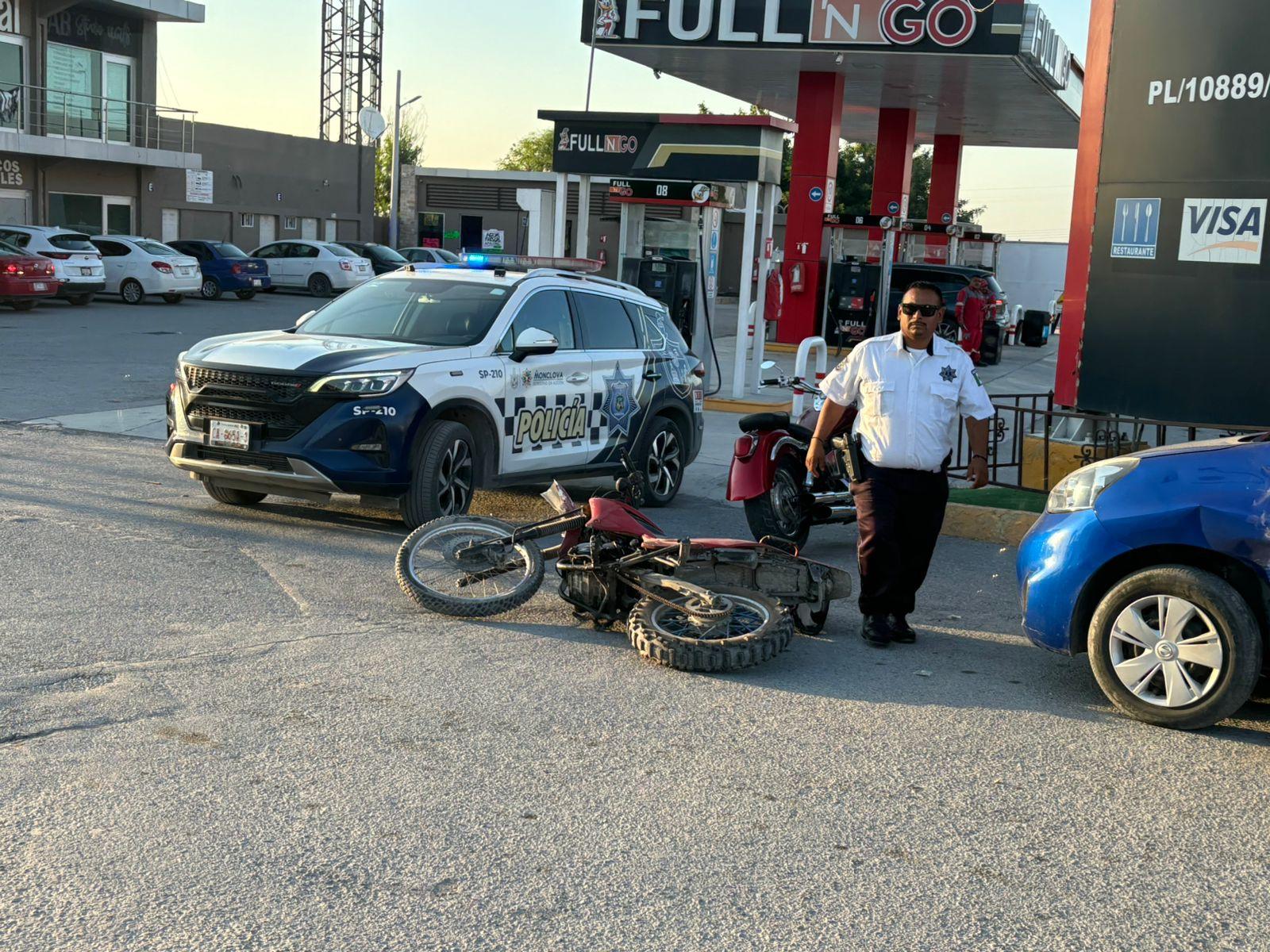 Grave motociclista; le invaden el paso