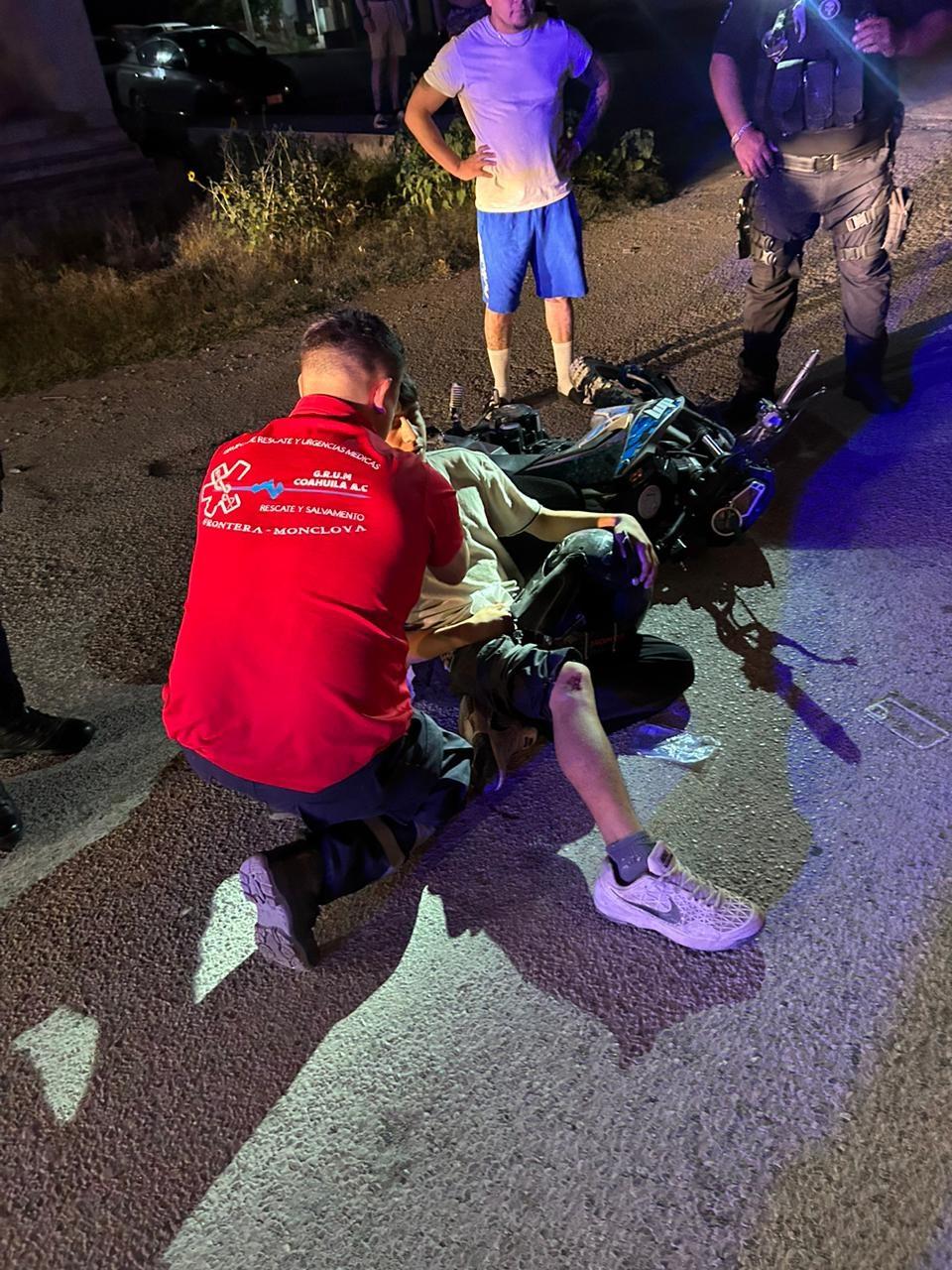 Impacta auto a dos menores en moto