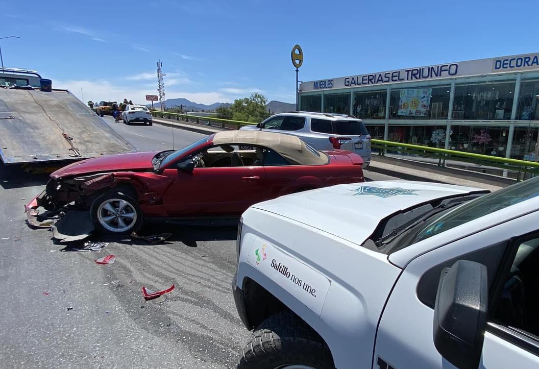 Genera caos vial choque