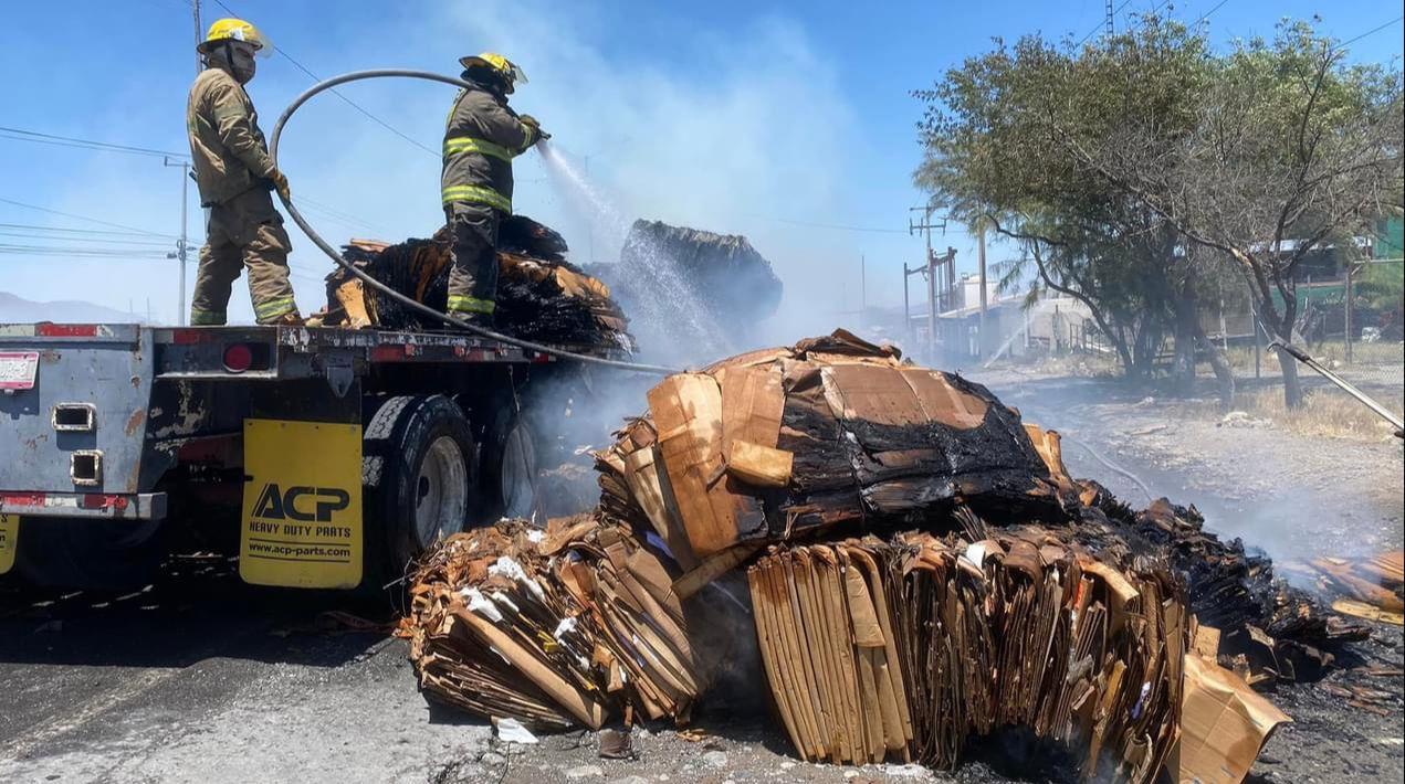 Prende fuego plataforma de tracto camión