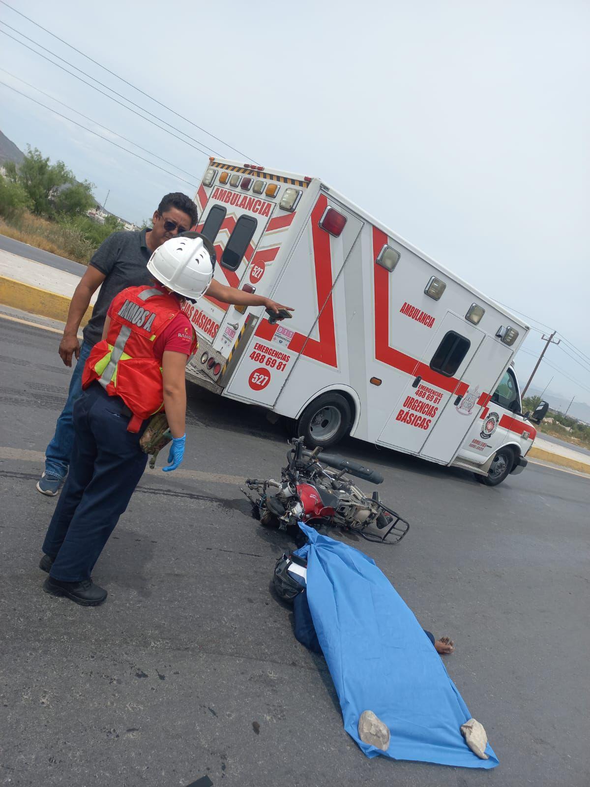 Muere motociclista al chocar con camión