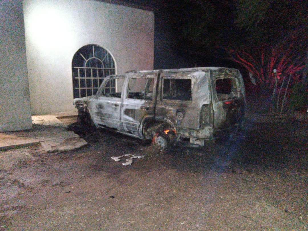 Se incendia camioneta y propietario dormía