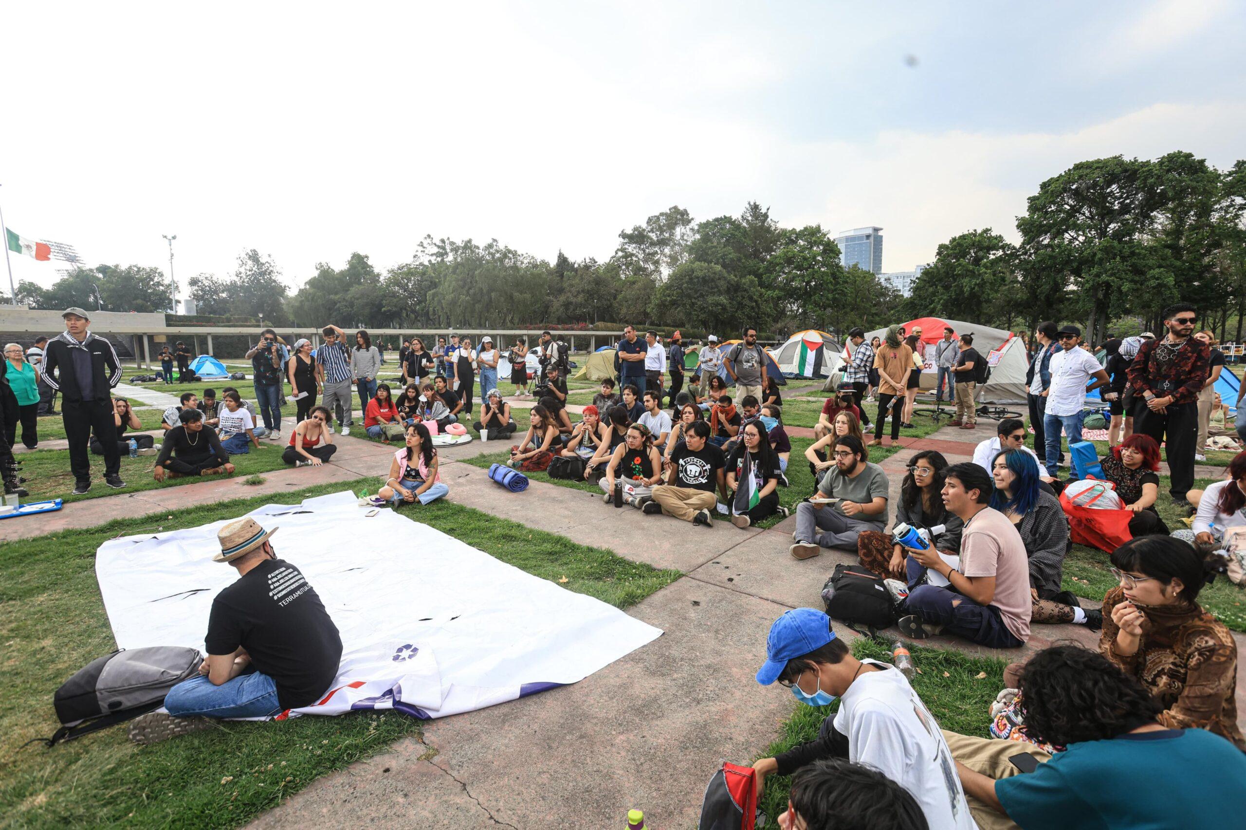 Entre casas de campaña estudiantes de la UNAM inician plantón en protesta contra guerra en Palestina