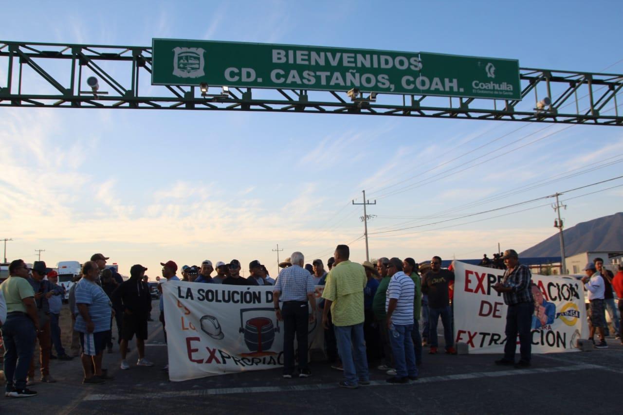 Bloquean obreros de AHMSA carretera 57
