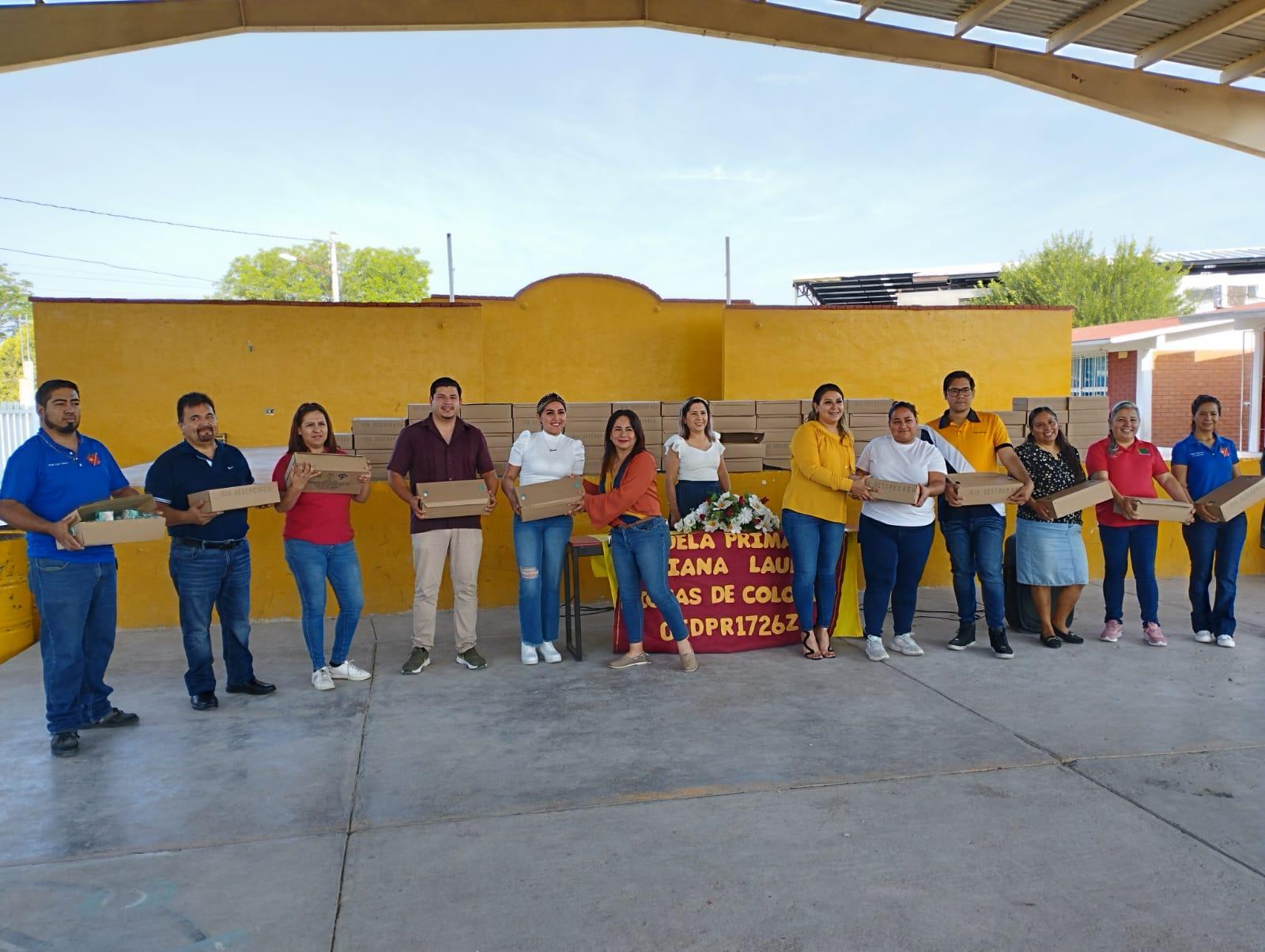 Visitan escuelas con donación