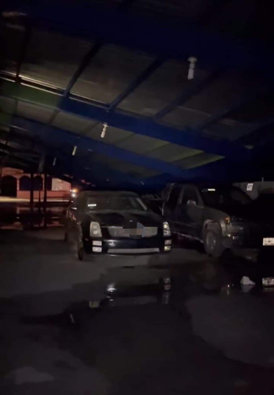 Cae techumbre de lámina sobre autos