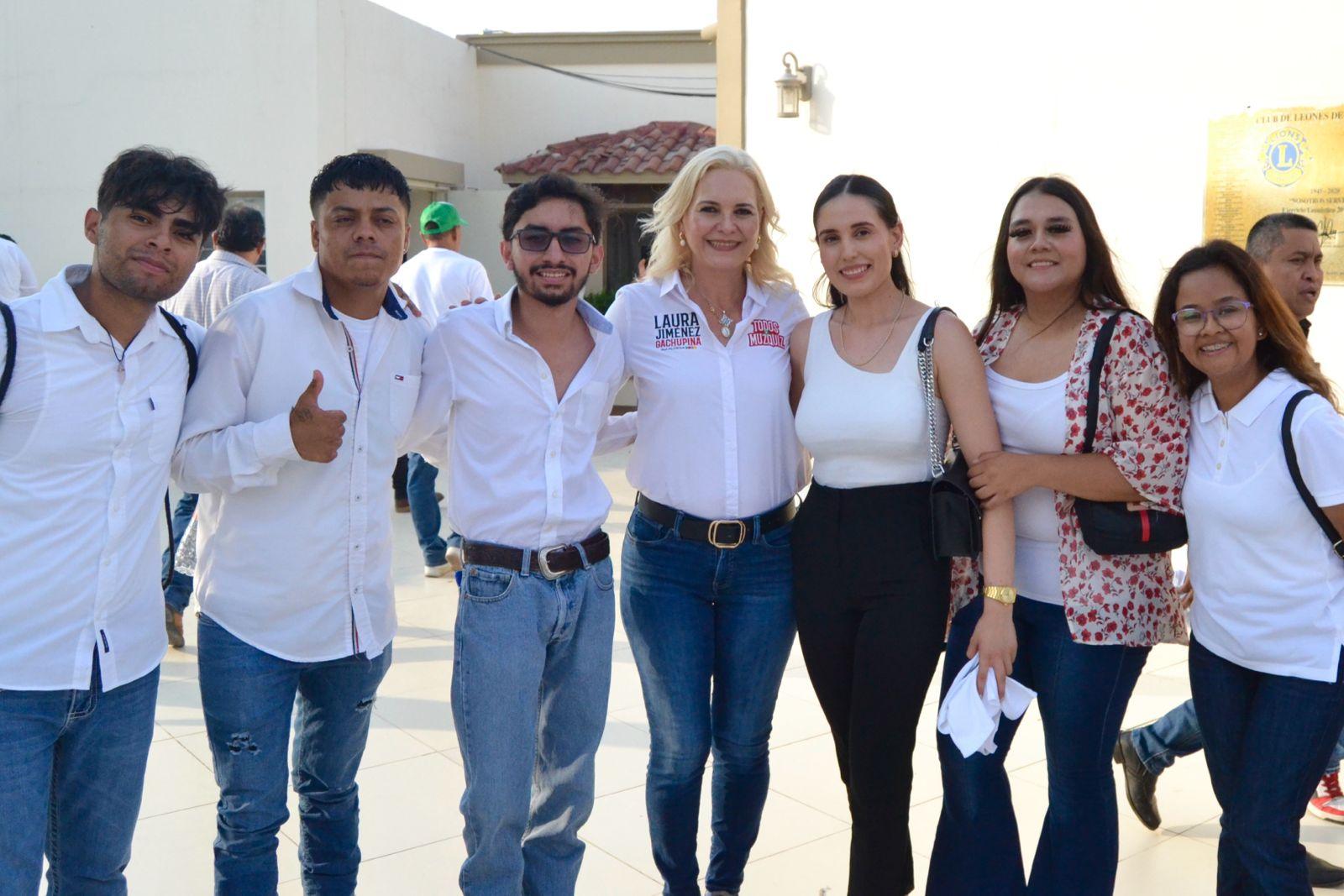 Jóvenes están con Gachupina