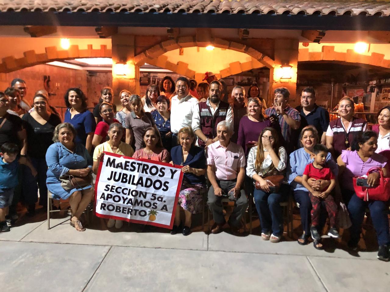 Apoyan maestros al candidato de Morena