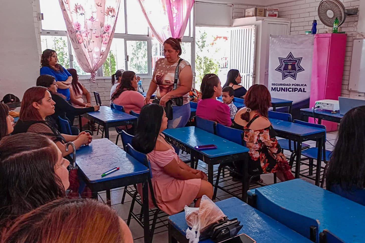 POLICÍAS DE RAMOS ARIZPE CONCIENTIZAN A MADRES DE FAMILIA SOBRE VIOLENCIA CONTRA LA MUJER