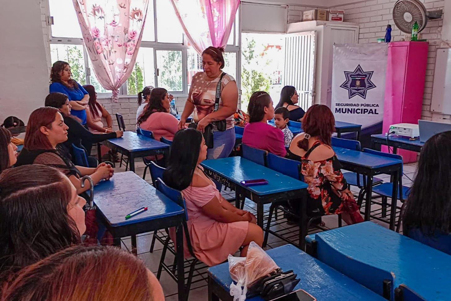 Concientiza Policía de RA a madres de familia Sobre violencia contra la mujer