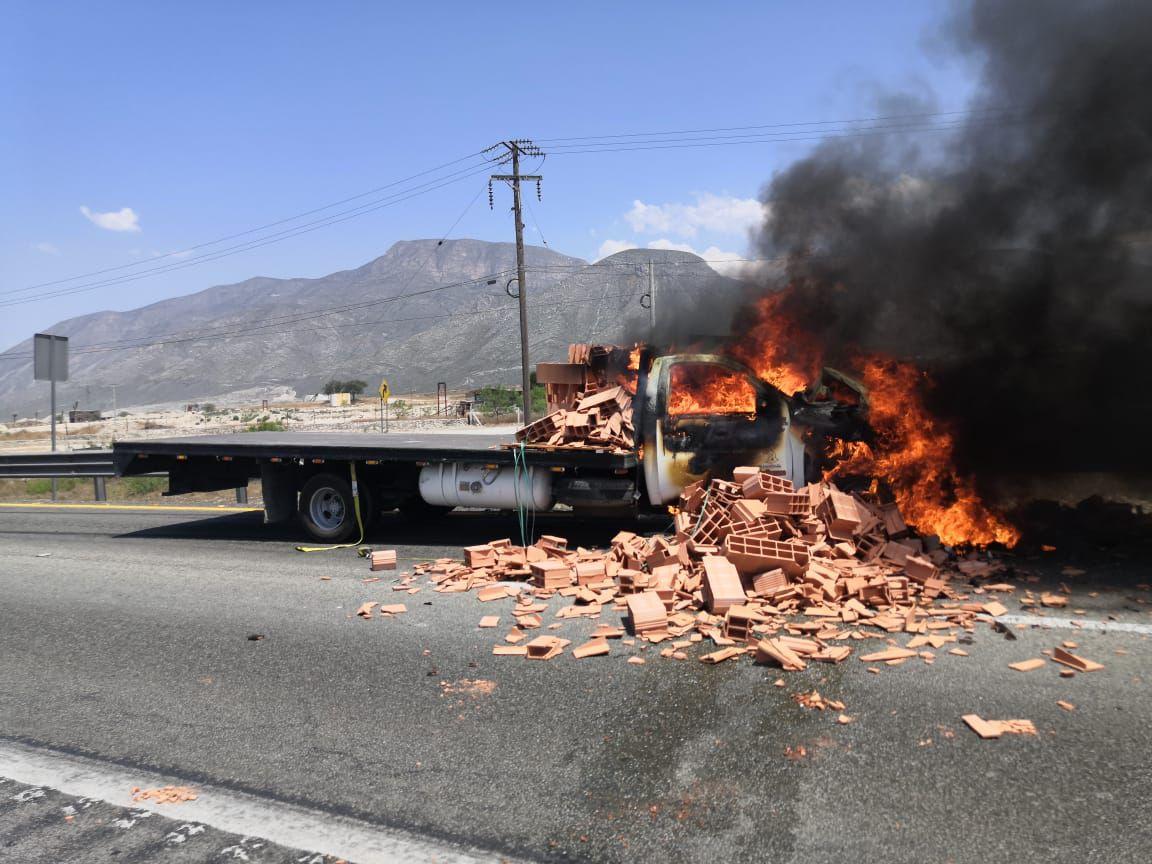 Choca unidad y se incendia