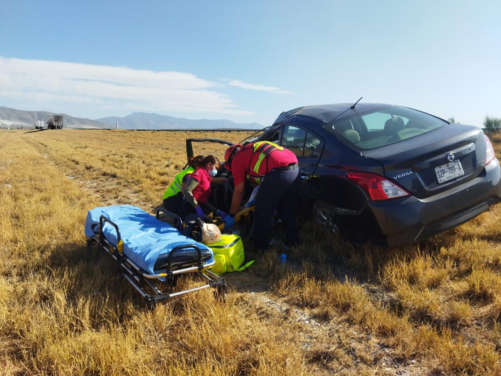 Deja dos heridos volcadura en vía