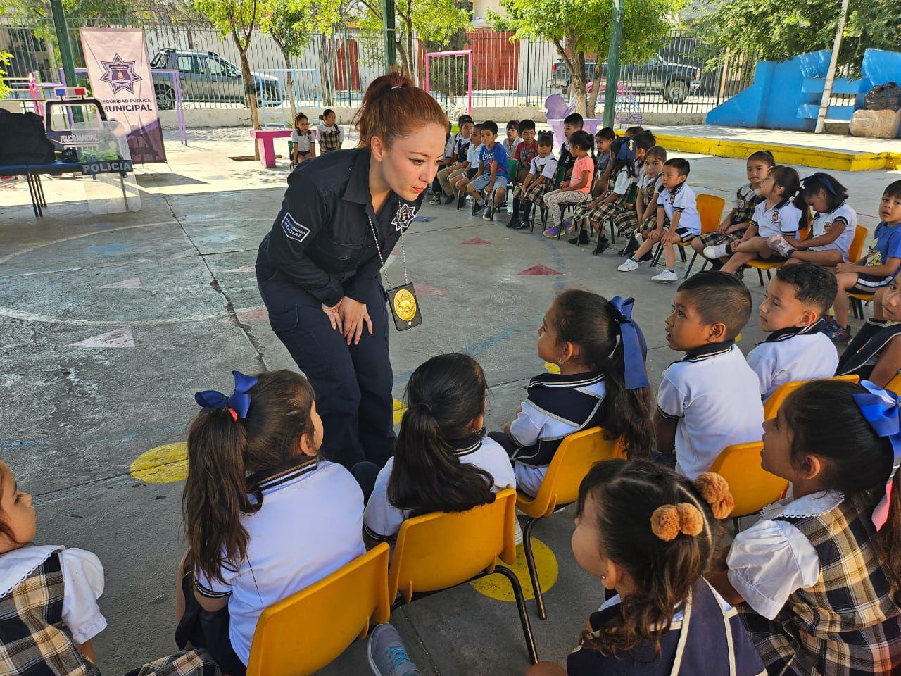 Conviven policías de RA con alumnos