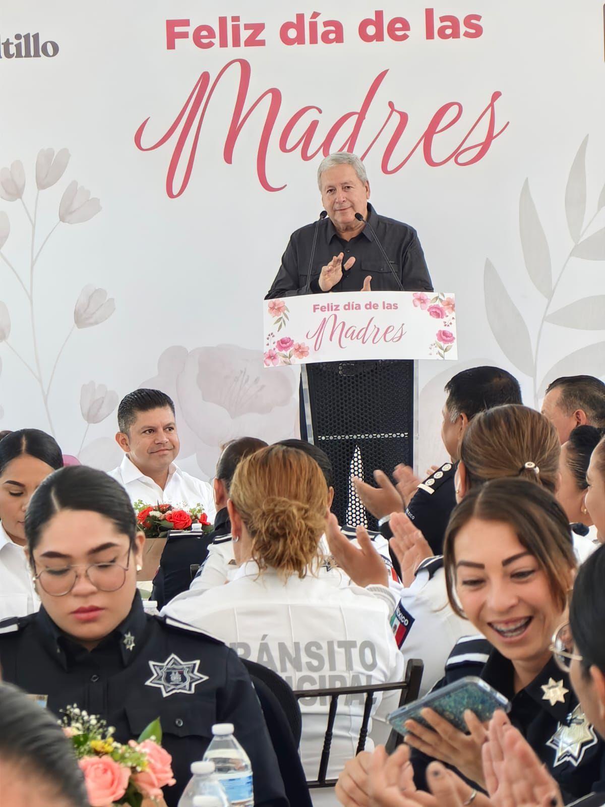 Festejan 10 de mayo con mamás policías