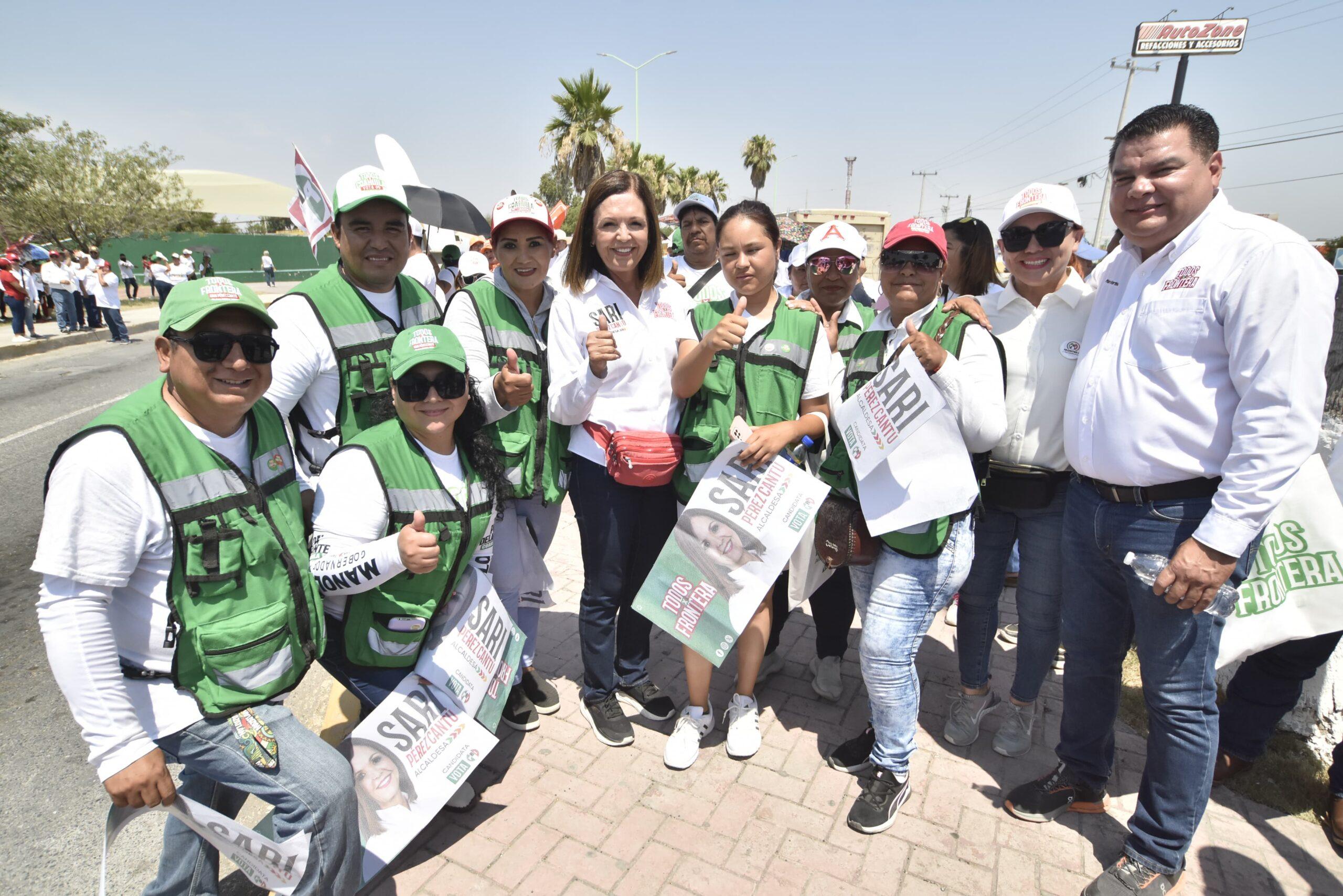 Platica Sari Pérez con automovilistas