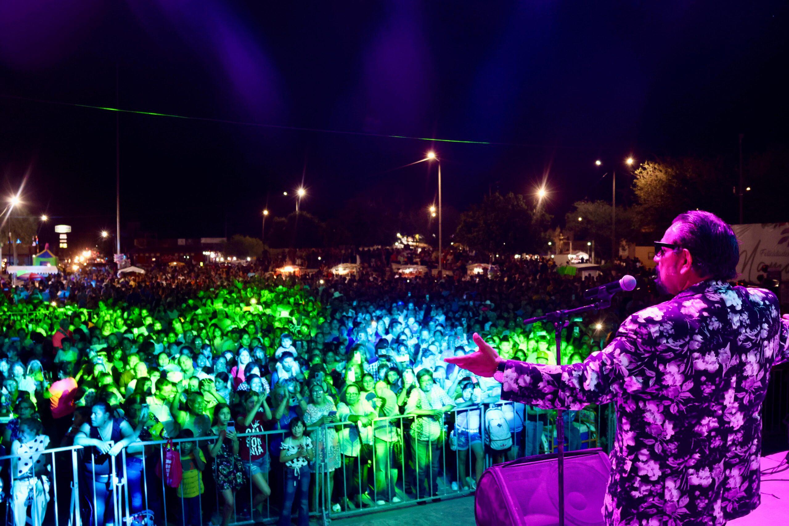 Festejan mamás sabinenses con el grupo Míster Chivo