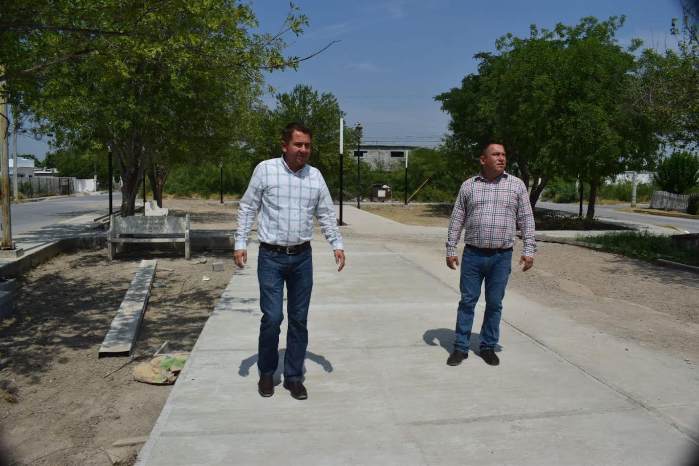 Continúan trabajos de plaza recreativa