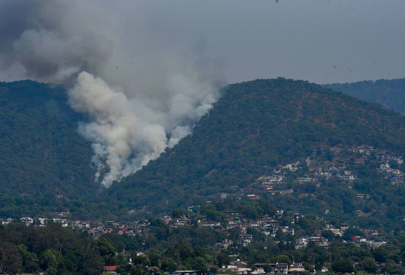 Segunda ola de calor apaga la luz y ‘prende’ bosques: México combate 159 incendios forestales