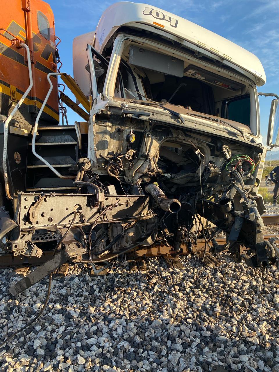 Chofer se salva de milagro; tren embiste a tráiler