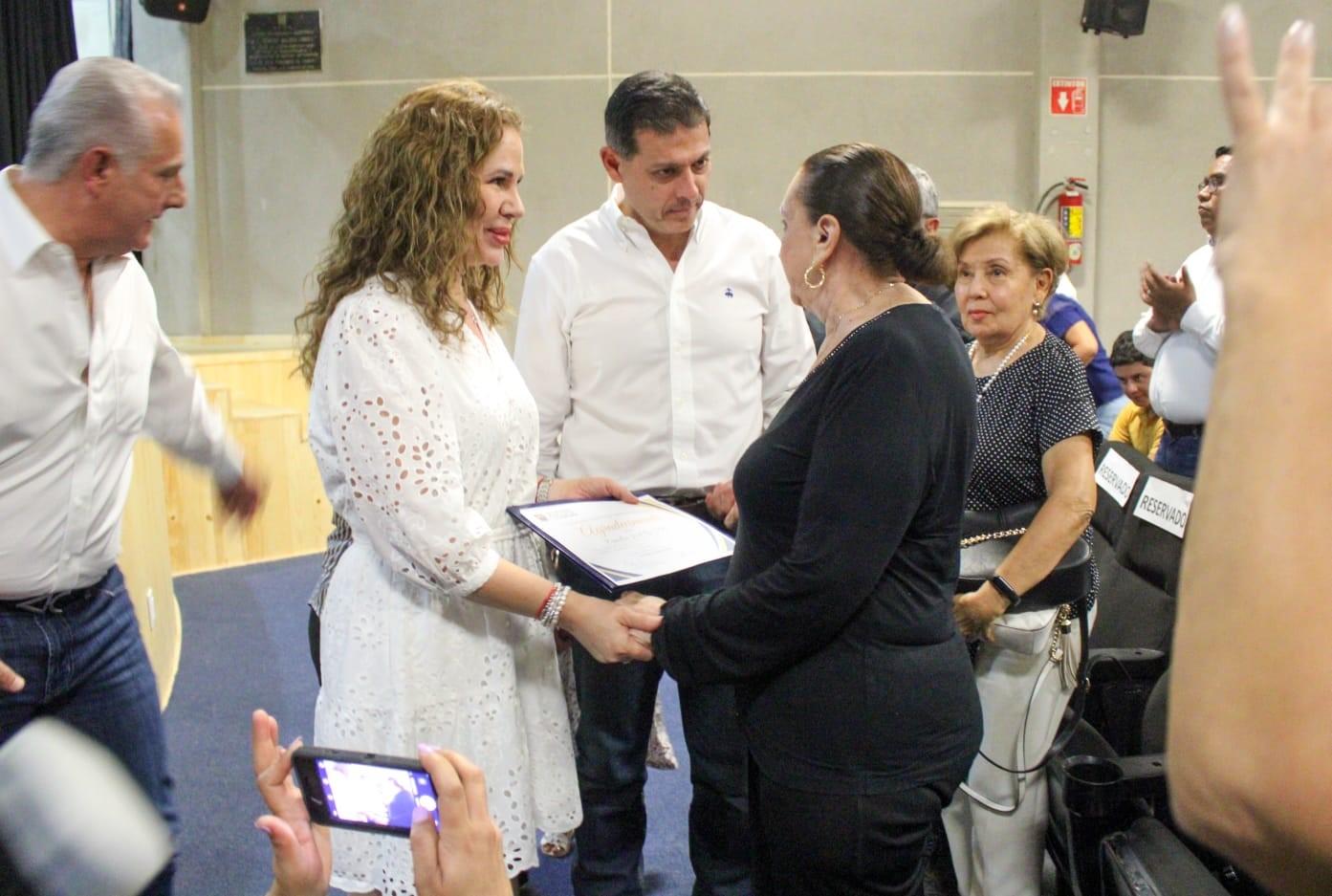 Donan 700 libros a la Facultad de Medicina