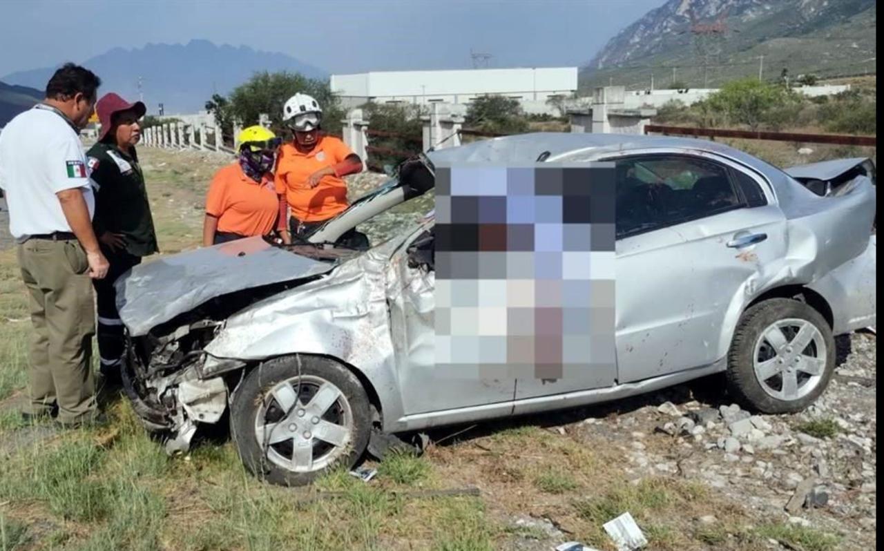 Muere saltillense en aparatosa volcadura