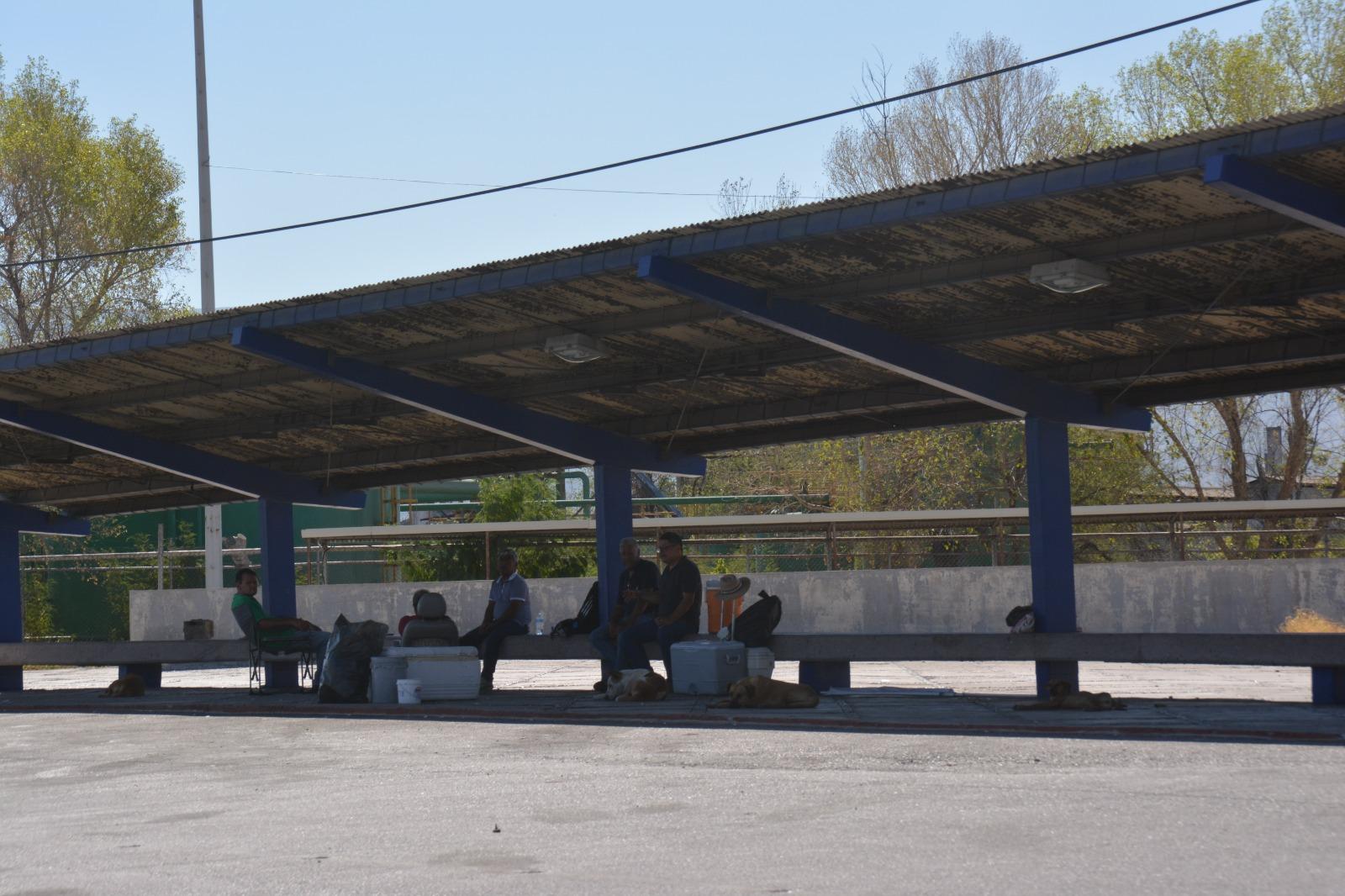 Refuerzan bloqueos obreros en puertas