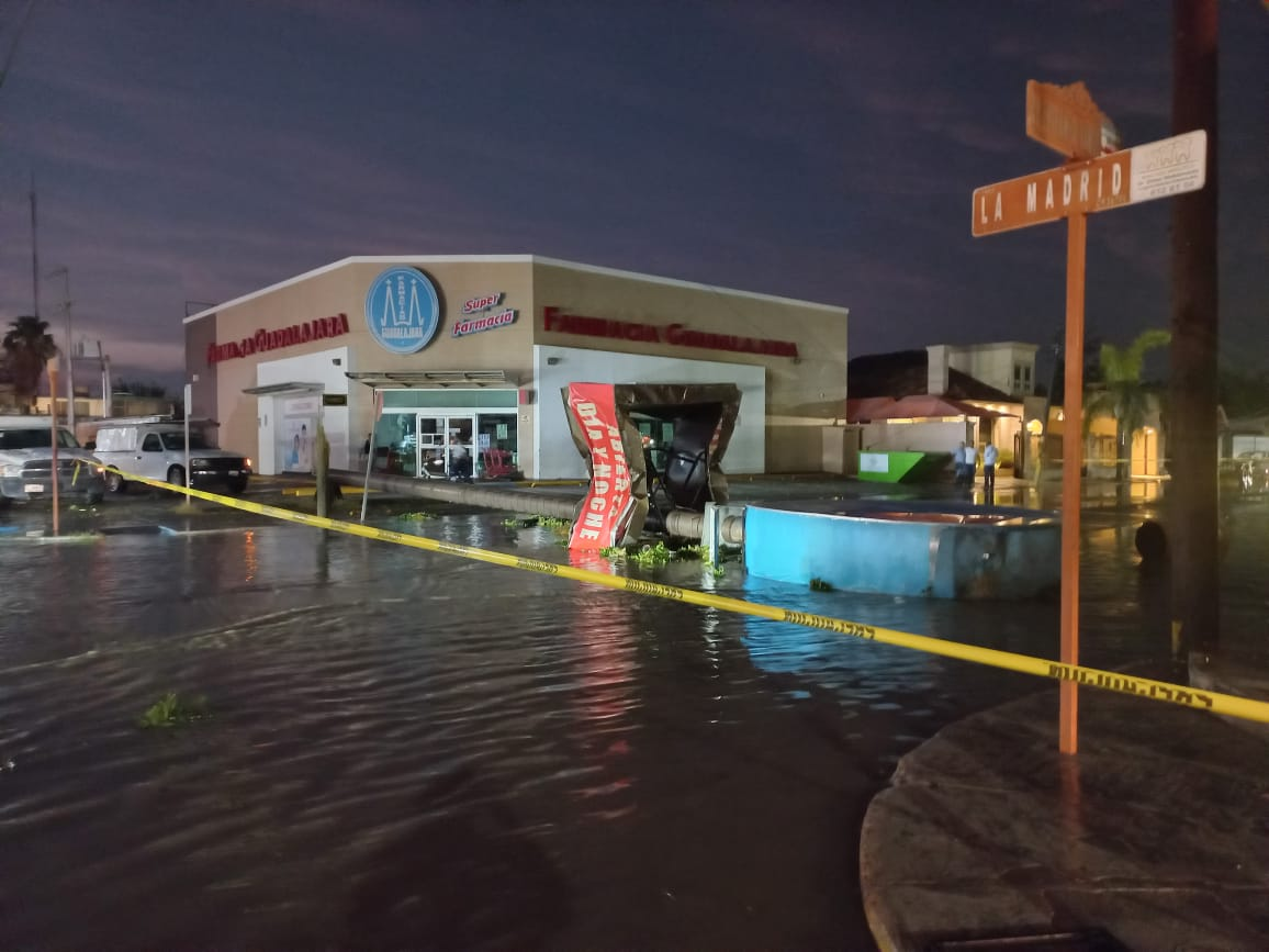 Dejan ventarrones sin luz a hospitales y derriban anuncio espectacular en Sabinas