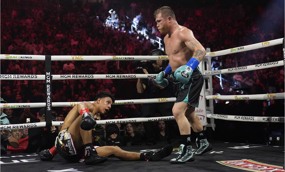 CANELO ALVAREZ  DERROTA A JAIME MUNGUIA POR DECISIÓN UNÁNIME EN UNA AUTÉNTICA GUERRA DE GOLPES