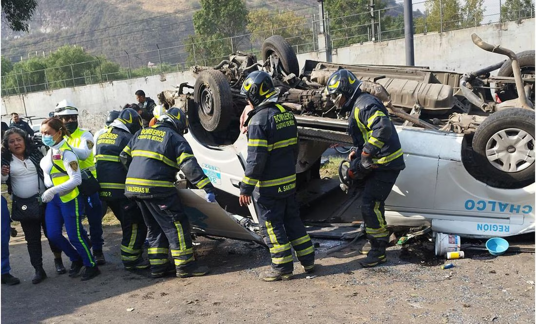 Volcadura de combi en Iztapalapa deja dos muertos y quince lesionados
