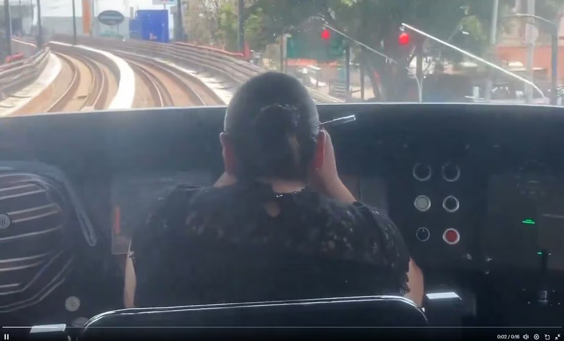 Captan a operadora del Metro CDMX maquillándose al mismo tiempo que conducía