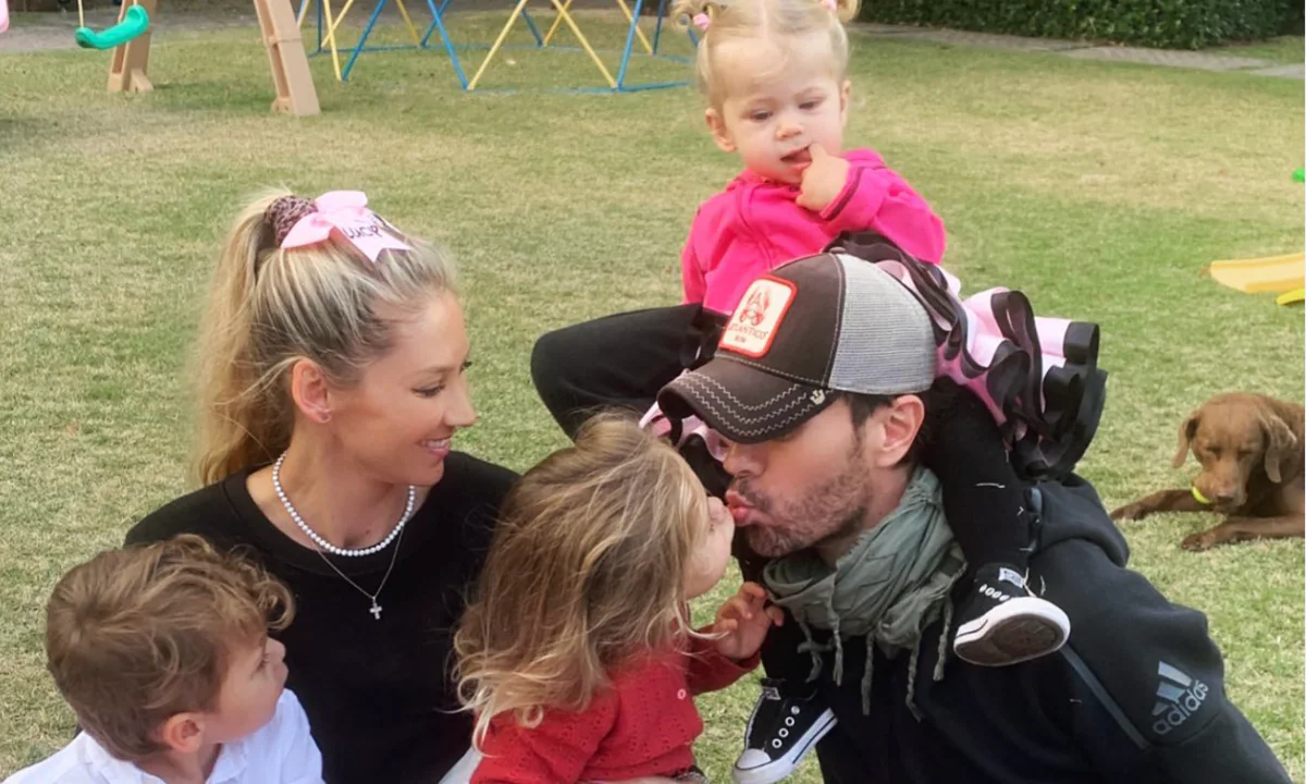 ENRIQUE IGLESIAS LLEGA A LOS 49 AÑOS RODEADO DEL AMOR DE ANNA KOURNIKOVA Y SUS TRES HIJOS