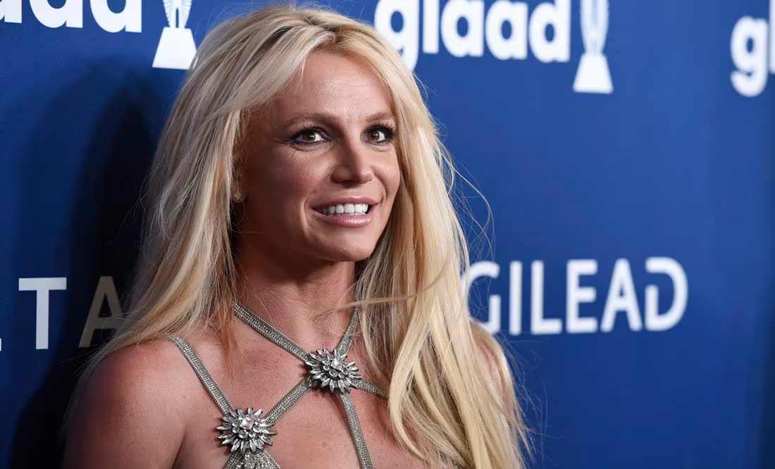 ¿Britney Spears al borde del abismo de nuevo? Es captada cubierta con una sábana en la calle